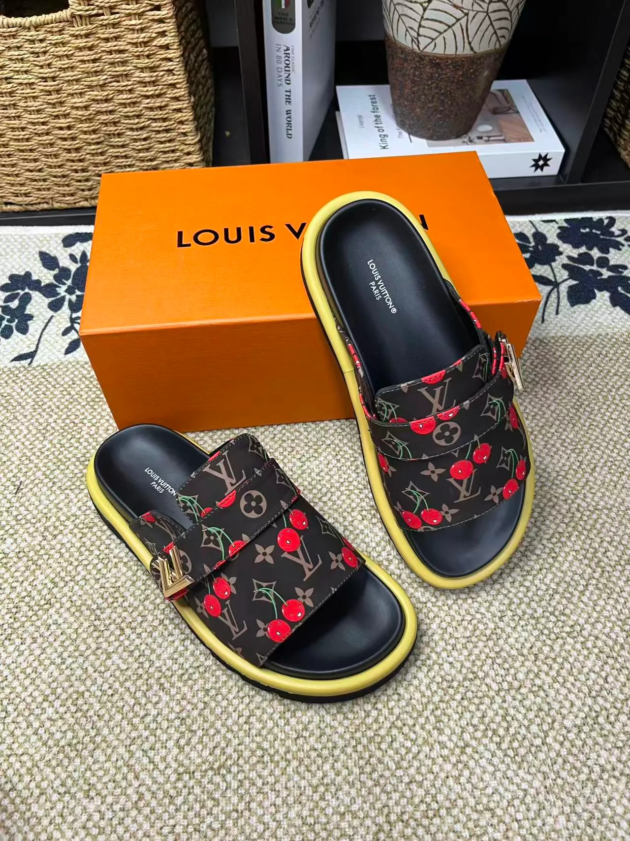P340 [New Style] [LOUIS VUITTON] Louis Vuitton, LV printing, men's and women's slippers are now on the market, packed in drawer boxes with cloth bags and cards, the upper pattern looks very soft and waxy, and is a super versatile leg slimming tool. Fabric: imported denim/canvas/old fabric, LV hardware LOGO, official website pattern printing, comfortable to wear, feet: high-elastic PU water table. Sole: foam sole, heel height: about 5cm. Code number: 35-46, 35, 45, 46 are custom-made and non-returnable. Color: multiple colors and styles available.